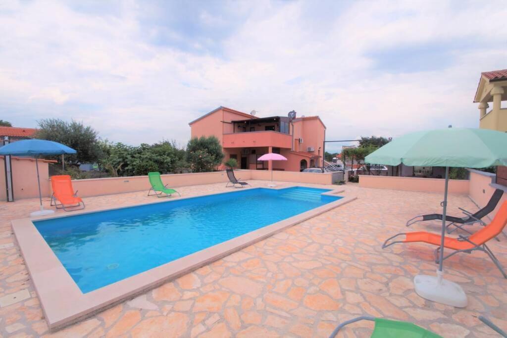 Sunny Apartment With Pool Šišan Eksteriør bilde