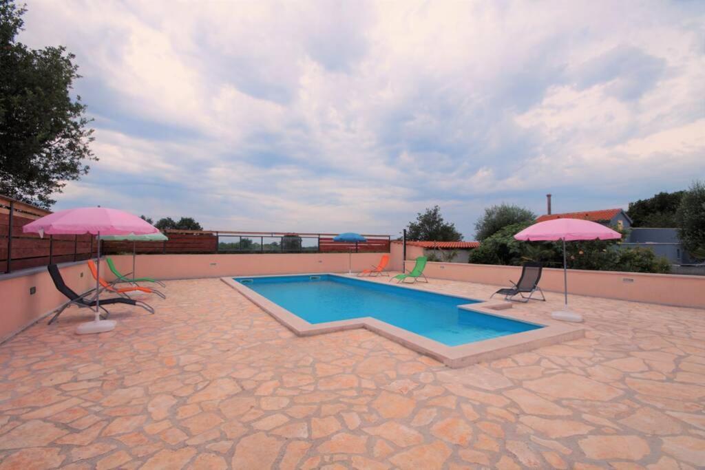 Sunny Apartment With Pool Šišan Eksteriør bilde