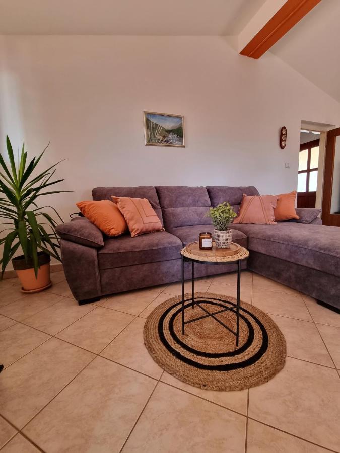 Sunny Apartment With Pool Šišan Eksteriør bilde