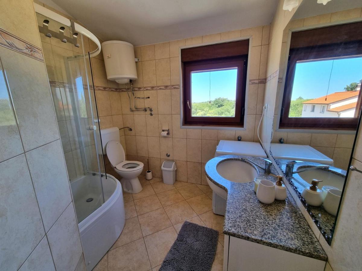 Sunny Apartment With Pool Šišan Eksteriør bilde
